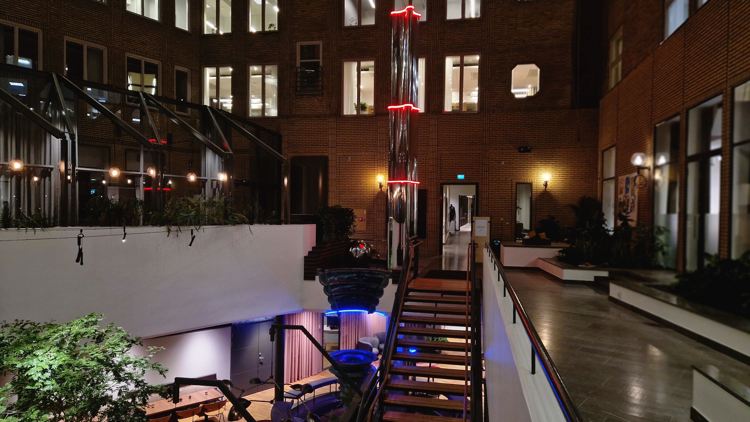 Källan med obelisk, Bonnierhuset, atrium, Torsgatan 21, Stockholm, 1995, 2024