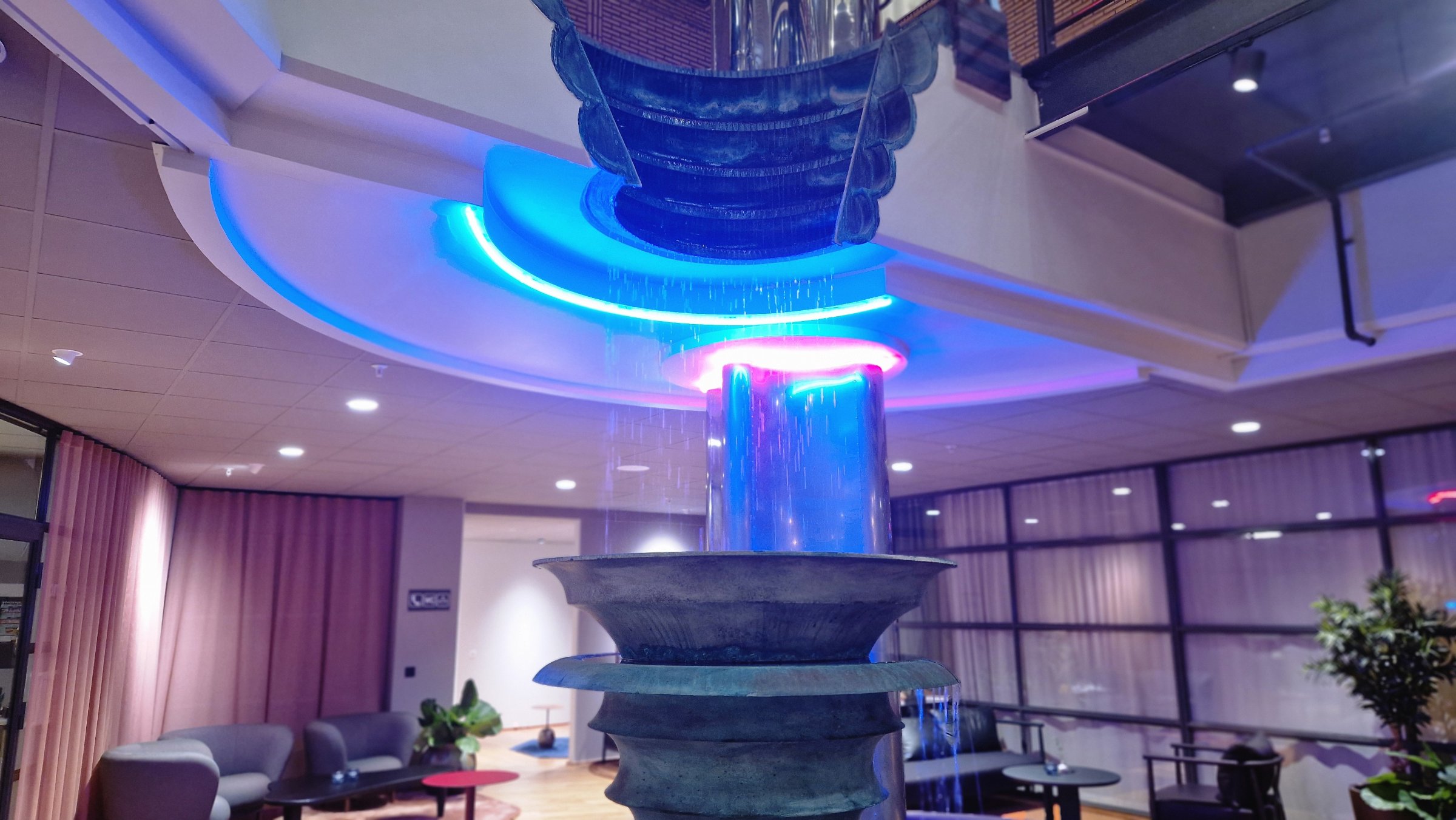 Källan med obelisk, Bonnierhuset, atrium, Torsgatan 21, Stockholm, 1995, 2024