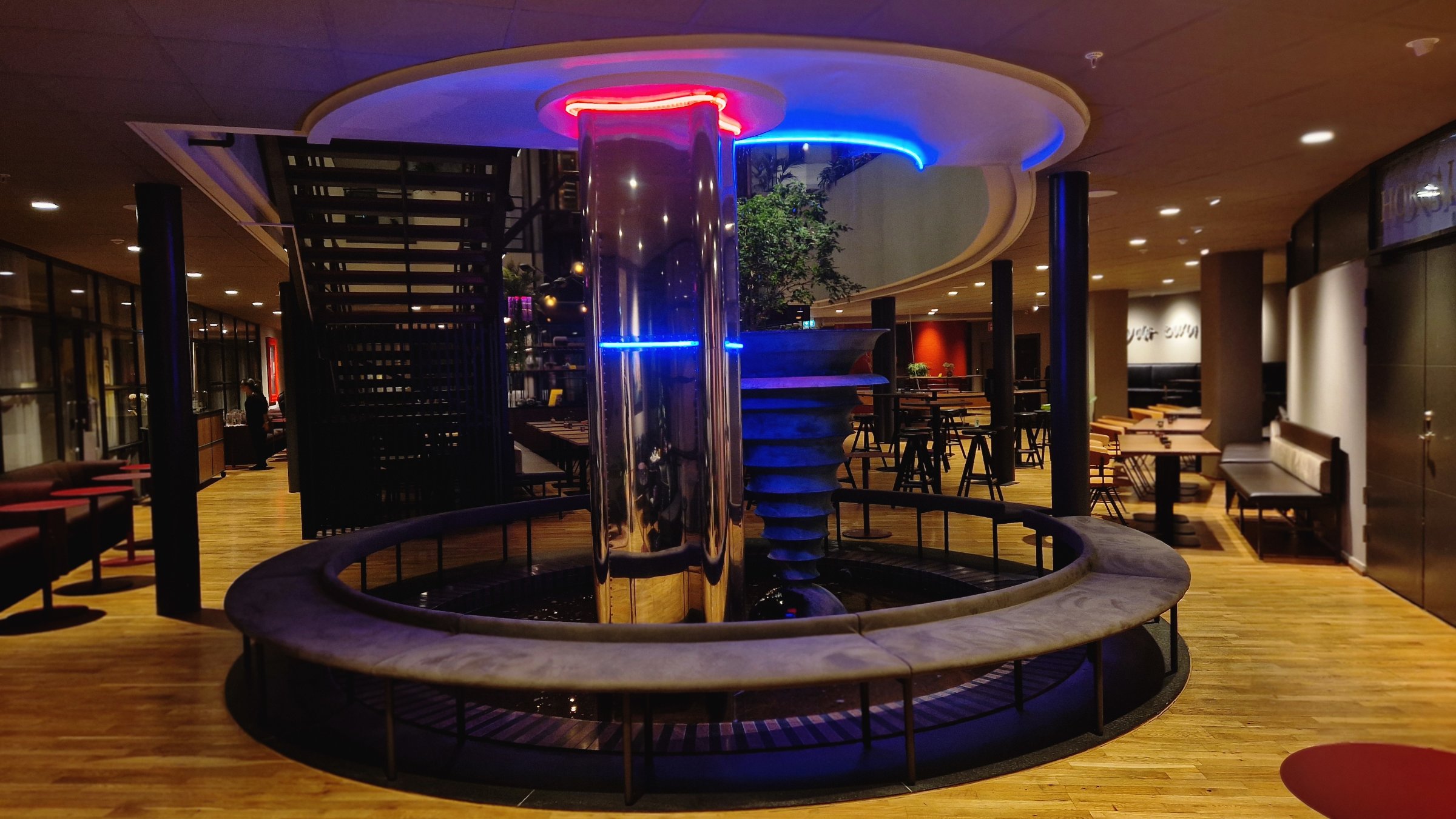 Källan med obelisk, Bonnierhuset, atrium, Torsgatan 21, Stockholm, 1995, 2024