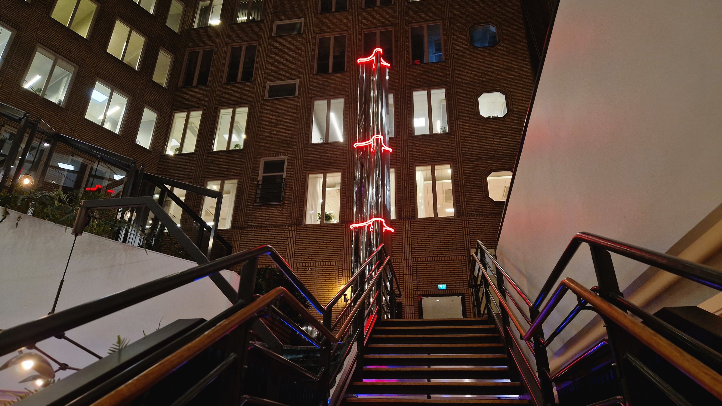 Källan med obelisk, Bonnierhuset, atrium, Torsgatan 21, Stockholm, 1995, 2024