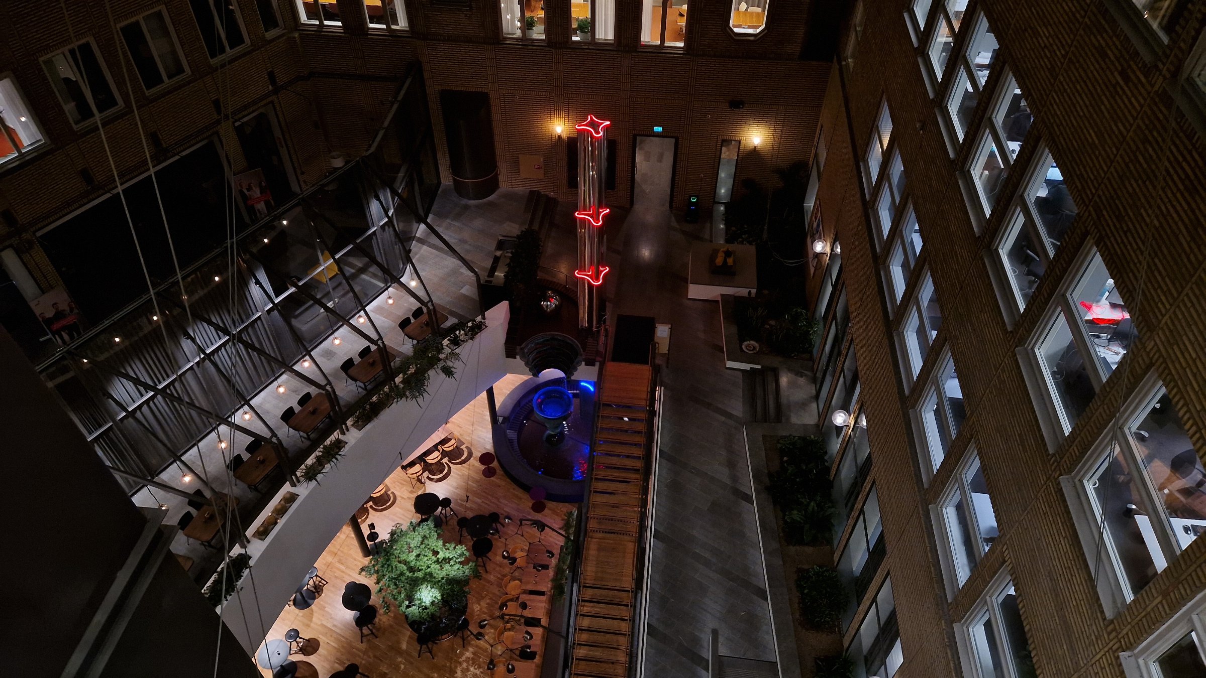 Källan med obelisk, Bonnierhuset, atrium, Torsgatan 21, Stockholm, 1995, 2024