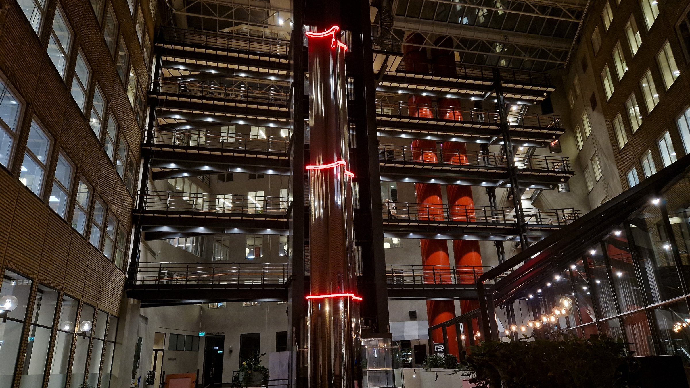 Källan med obelisk, Bonnierhuset, atrium, Torsgatan 21, Stockholm, 1995, 2024
