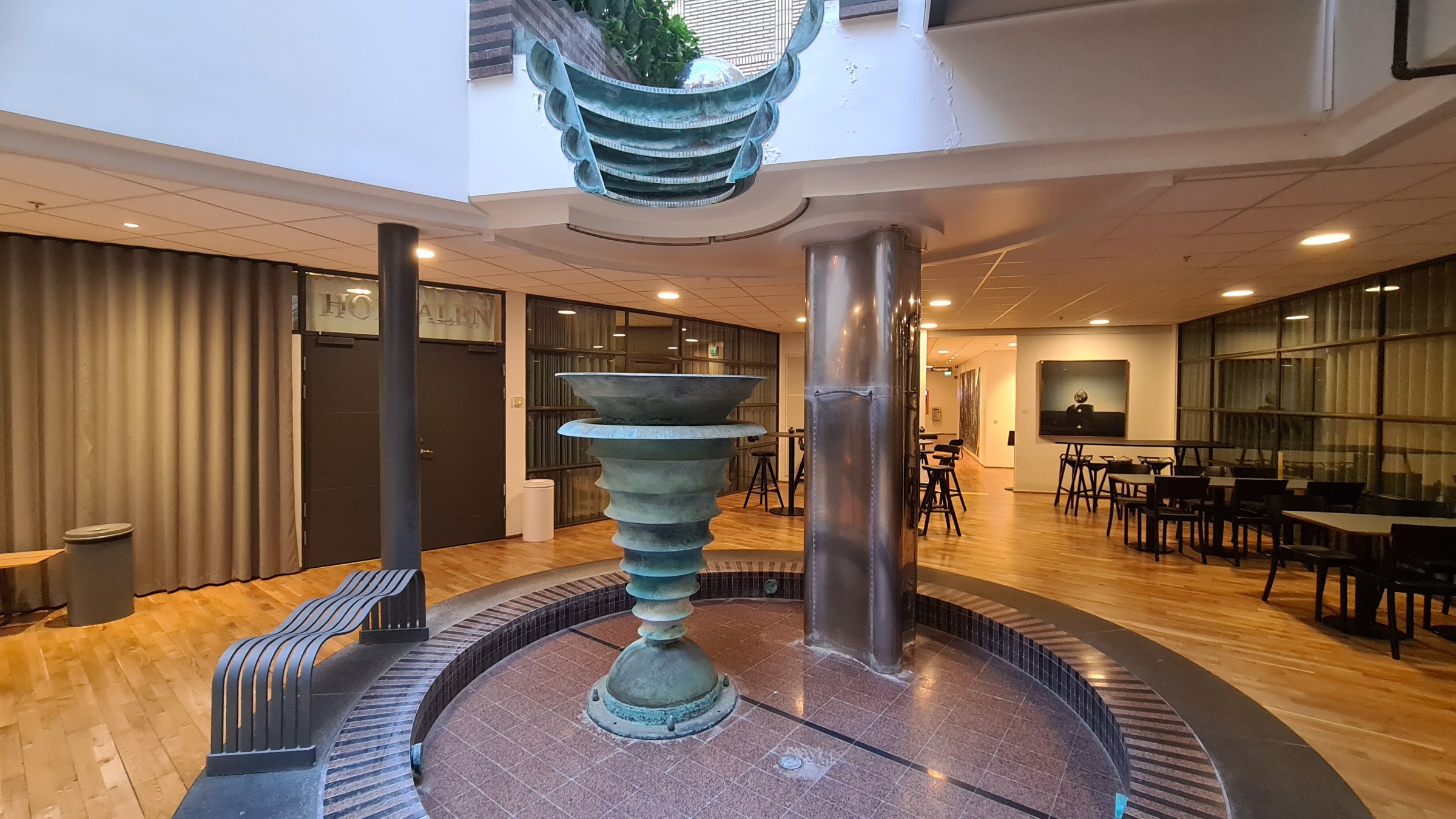 Källan med obelisk, Bonnierhuset, atrium, Torsgatan 21, Stockholm, 1995, 2024