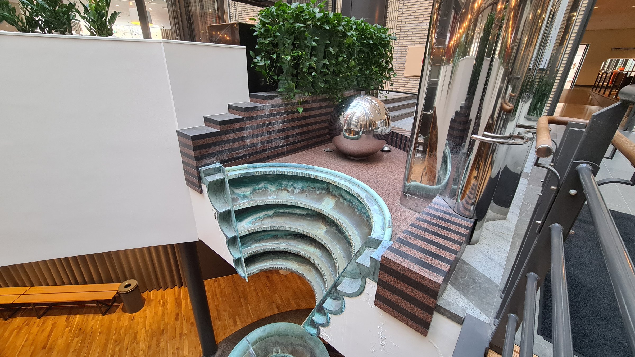 Källan med obelisk, Bonnierhuset, atrium, Torsgatan 21, Stockholm, 1995, 2024