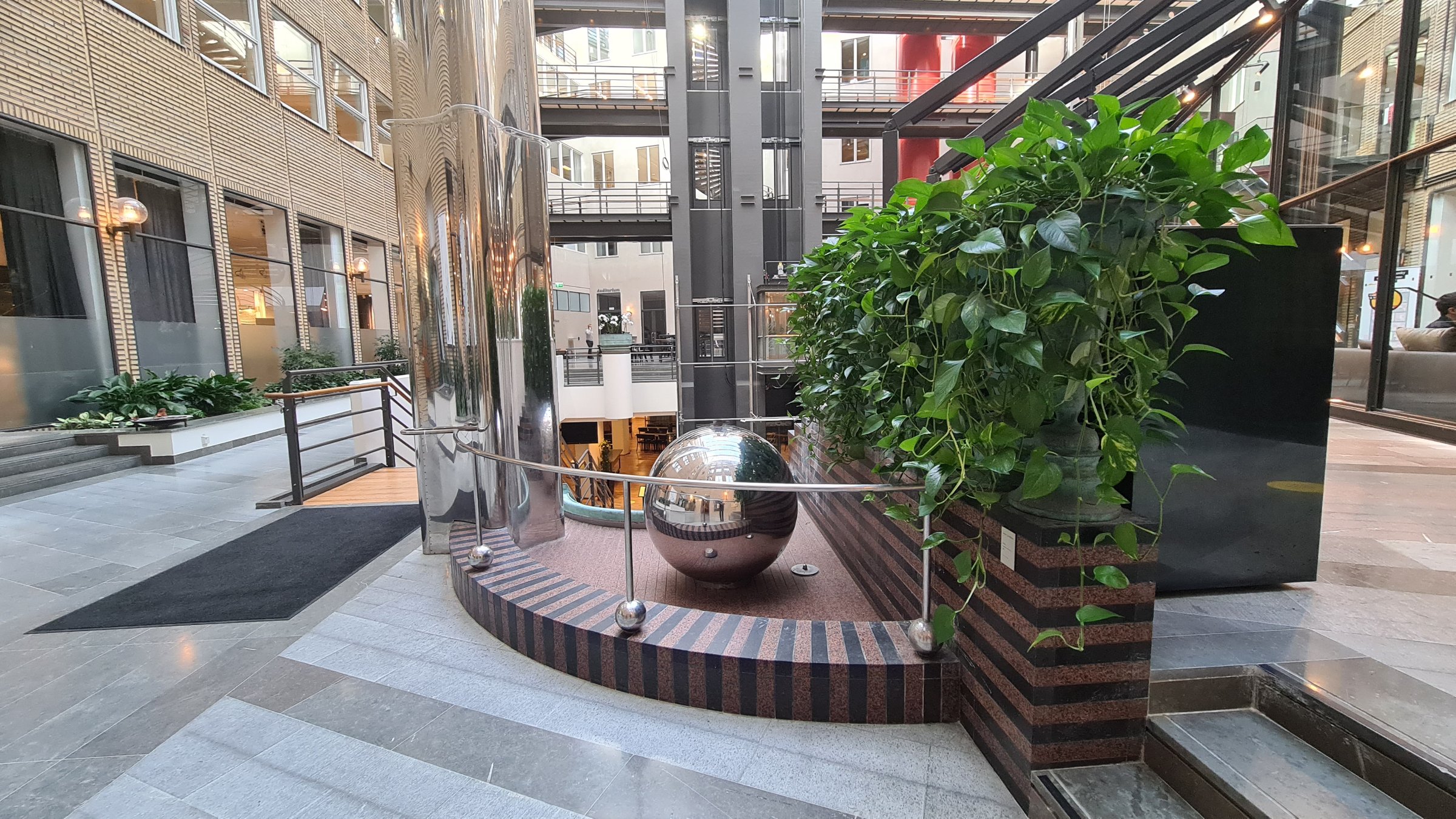 Källan med obelisk, Bonnierhuset, atrium, Torsgatan 21, Stockholm, 1995, 2024