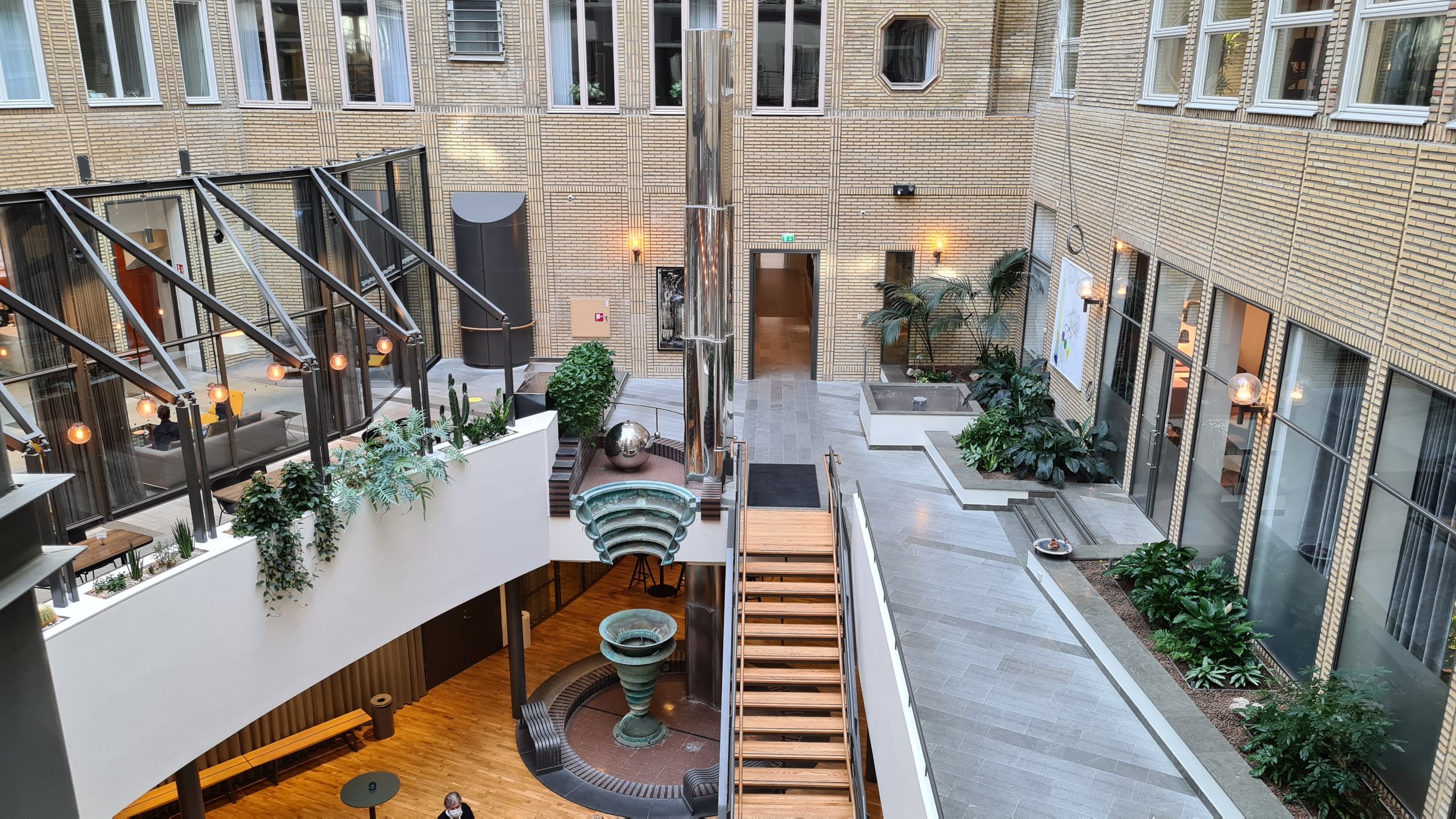 Källan med obelisk, Bonnierhuset, atrium, Torsgatan 21, Stockholm, 1995, 2024
