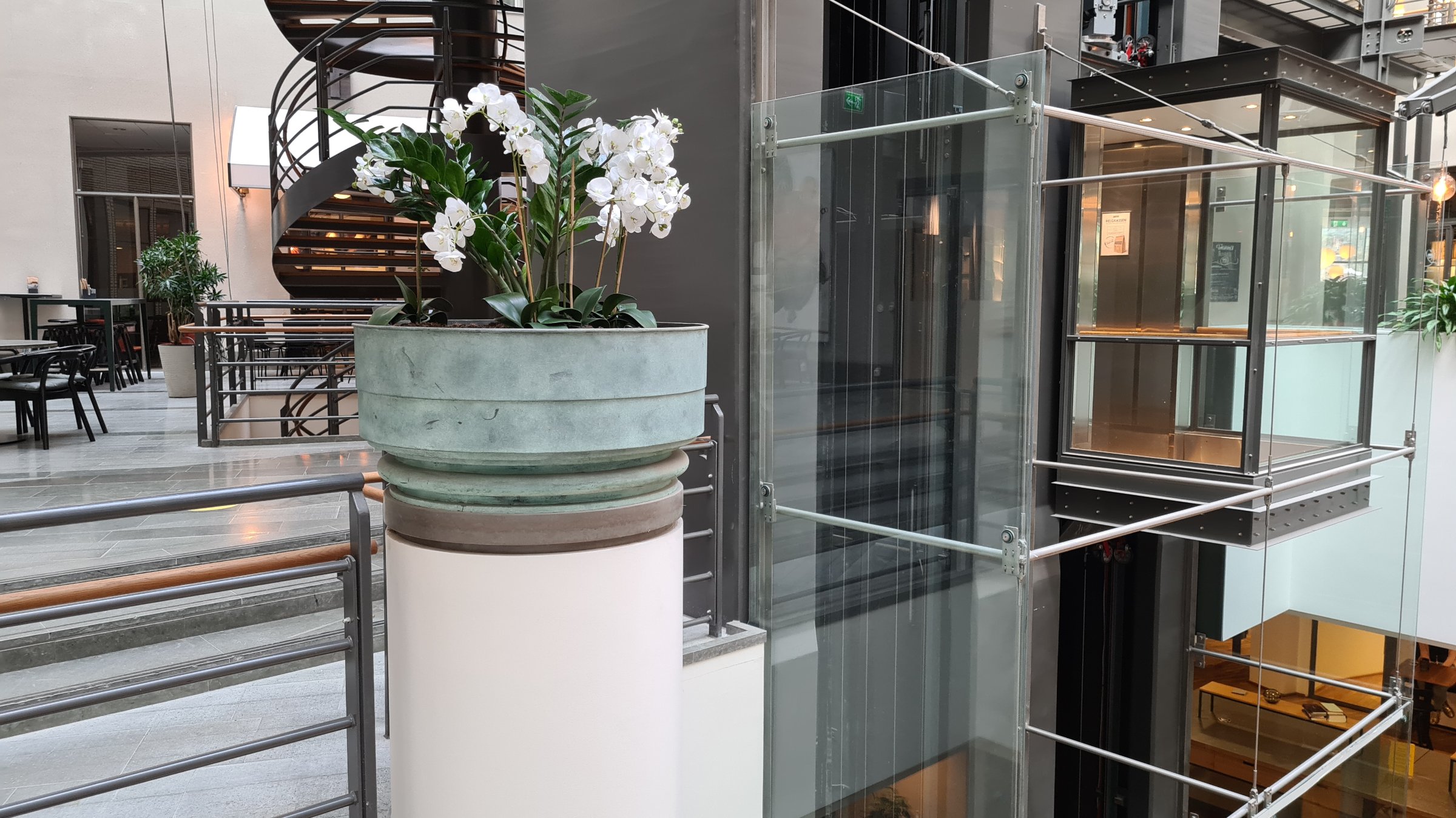 Källan med obelisk, Bonnierhuset, atrium, Torsgatan 21, Stockholm, 1995, 2024