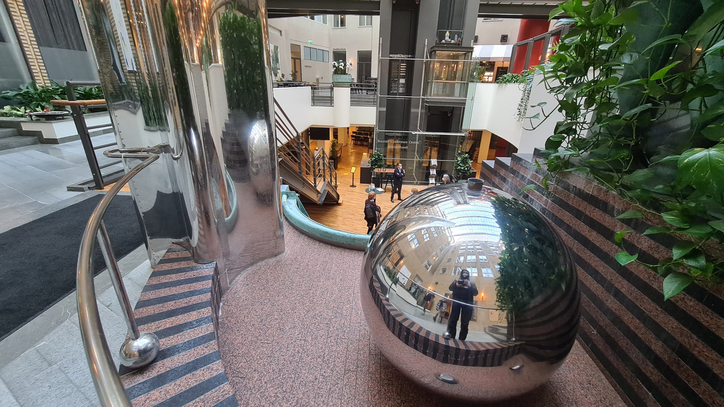 Källan med obelisk, Bonnierhuset, atrium, Torsgatan 21, Stockholm, 1995, 2024