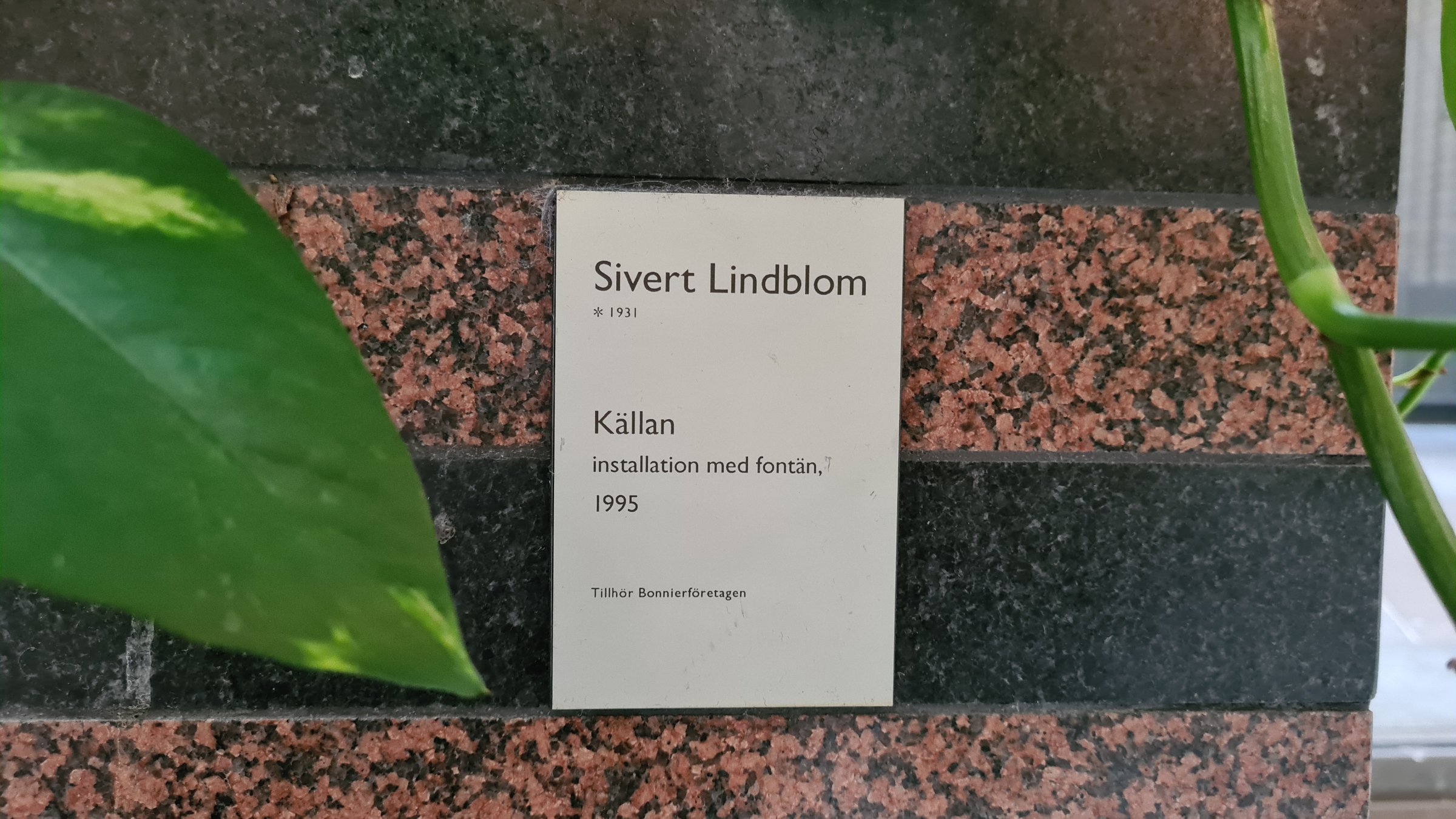 Källan med obelisk, Bonnierhuset, atrium, Torsgatan 21, Stockholm, 1995, 2024