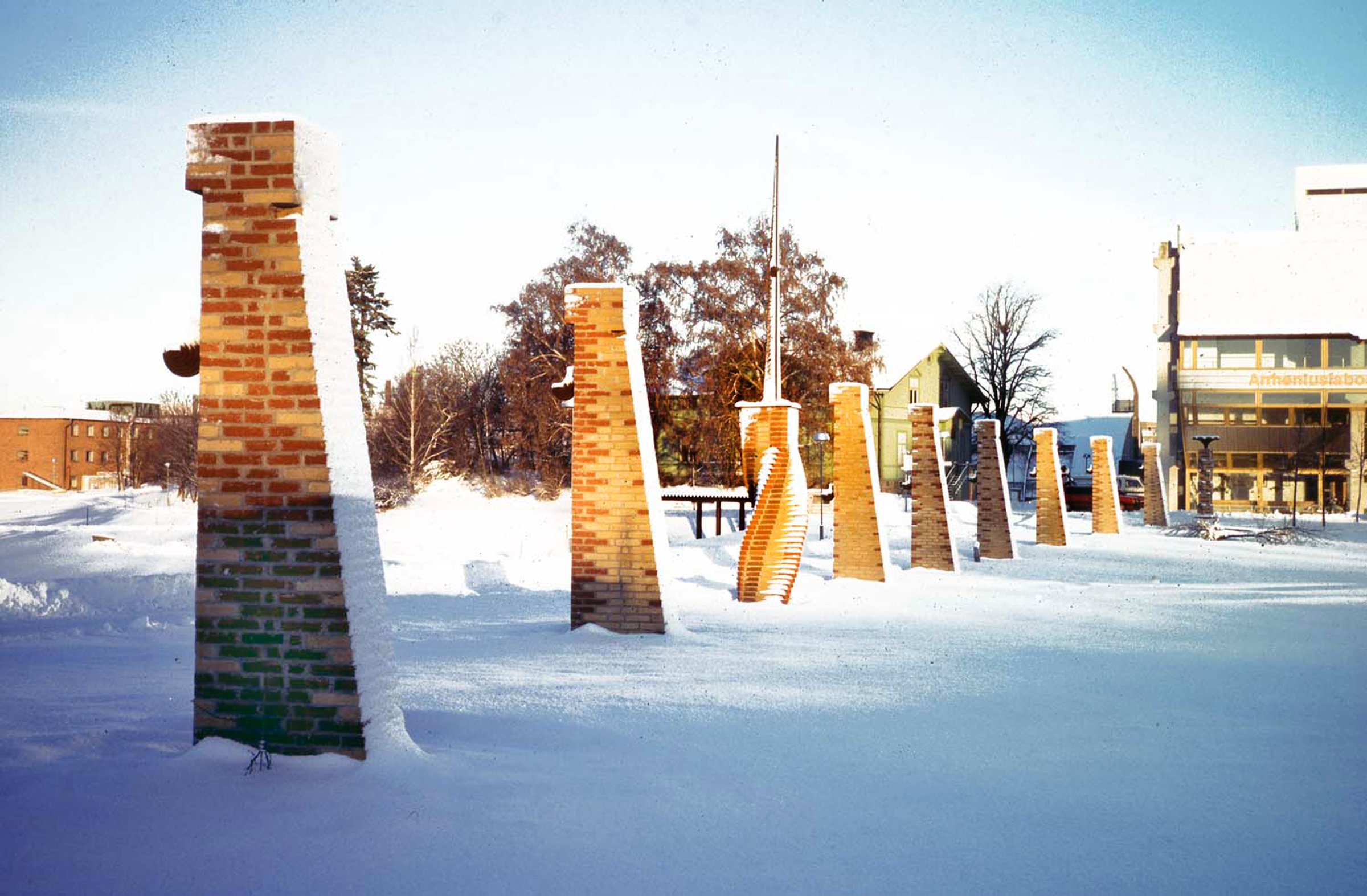 "Källan" med obelisk, Bonnierhuset, atrium, Torsgatan 21, Stockholm, 1995, 2024