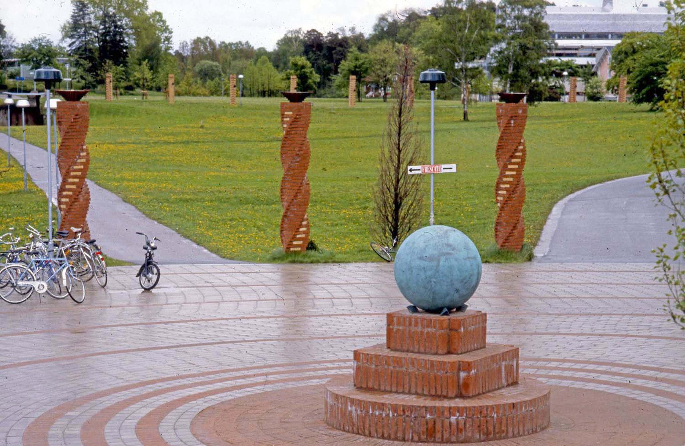 "Källan" med obelisk, Bonnierhuset, atrium, Torsgatan 21, Stockholm, 1995, 2024