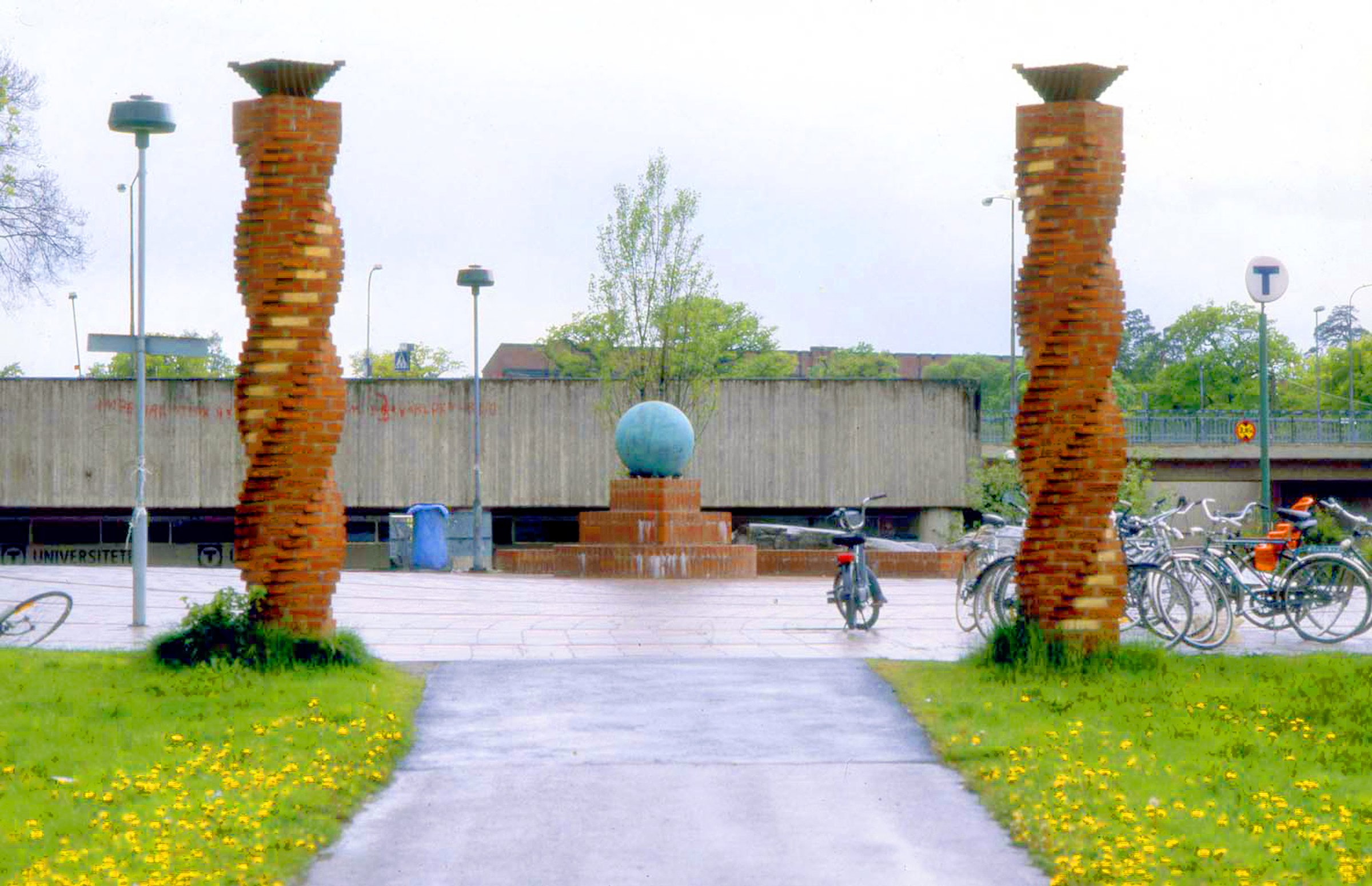 "Källan" med obelisk, Bonnierhuset, atrium, Torsgatan 21, Stockholm, 1995, 2024