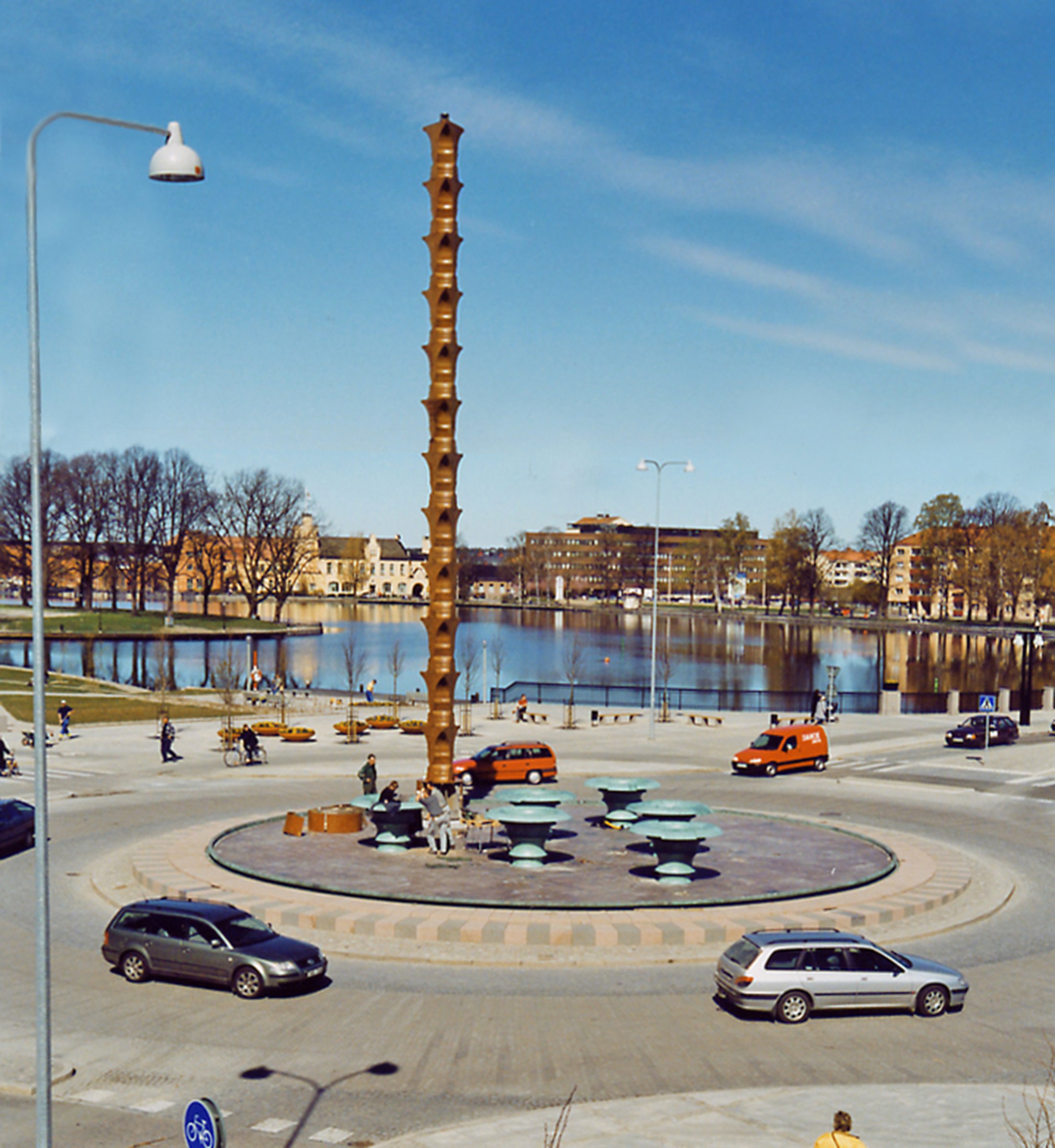 "Källan" med obelisk, Bonnierhuset, atrium, Torsgatan 21, Stockholm, 1995, 2024