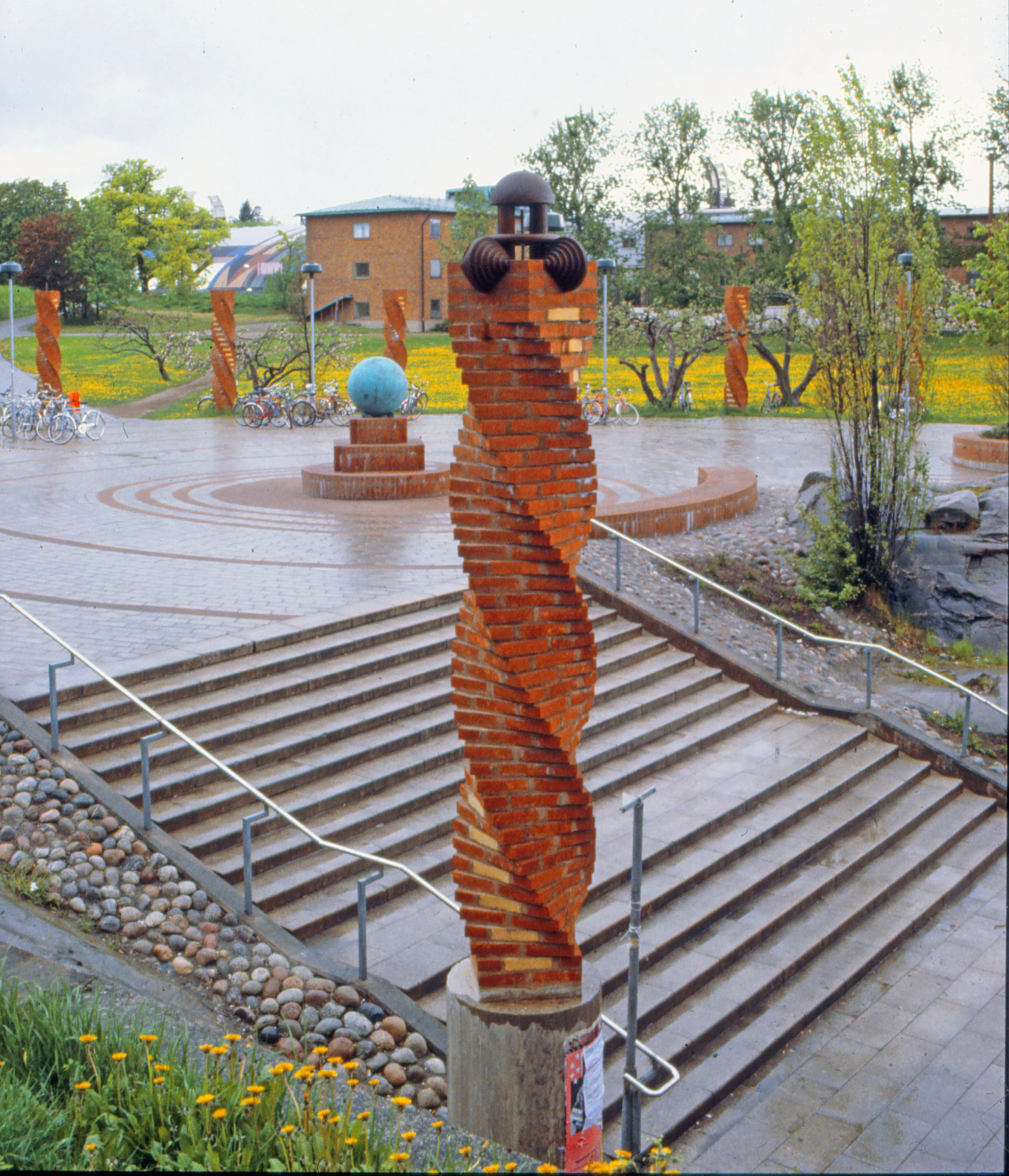 "Källan" med obelisk, Bonnierhuset, atrium, Torsgatan 21, Stockholm, 1995, 2024