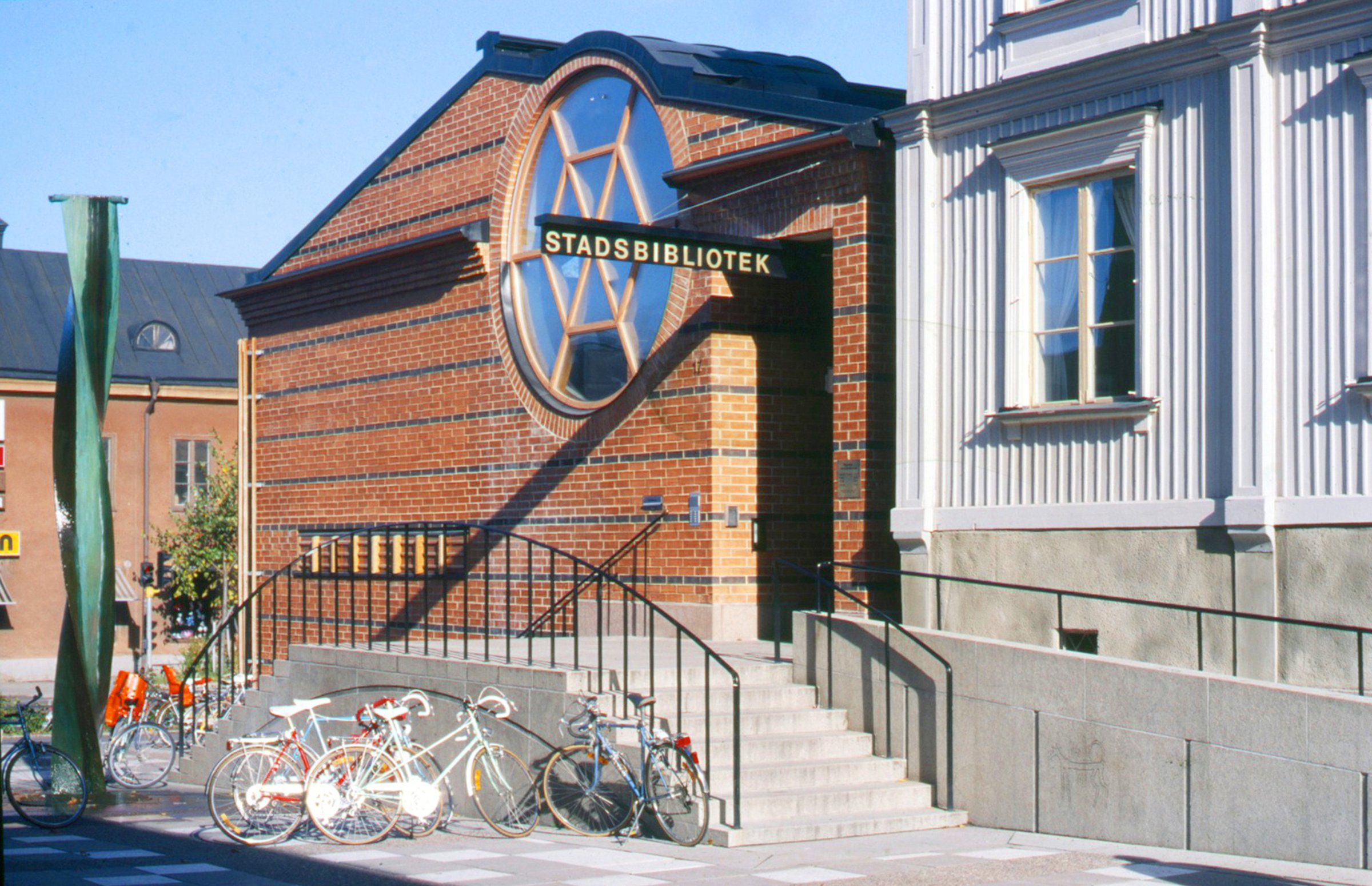 "Källan" med obelisk, Bonnierhuset, atrium, Torsgatan 21, Stockholm, 1995, 2024