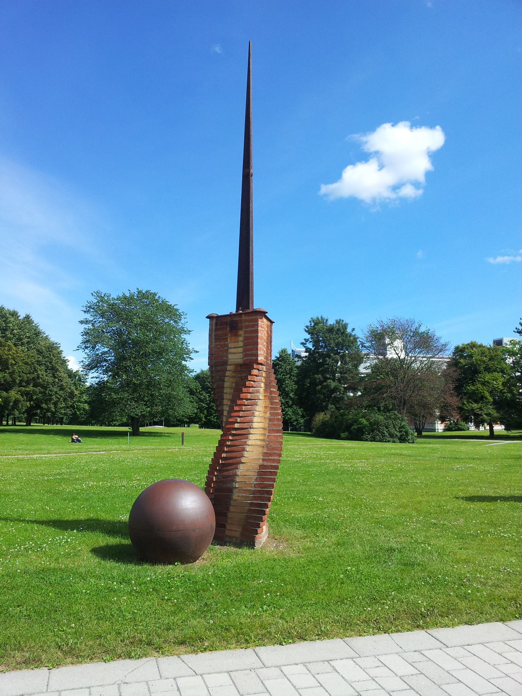 "Källan" med obelisk, Bonnierhuset, atrium, Torsgatan 21, Stockholm, 1995, 2024