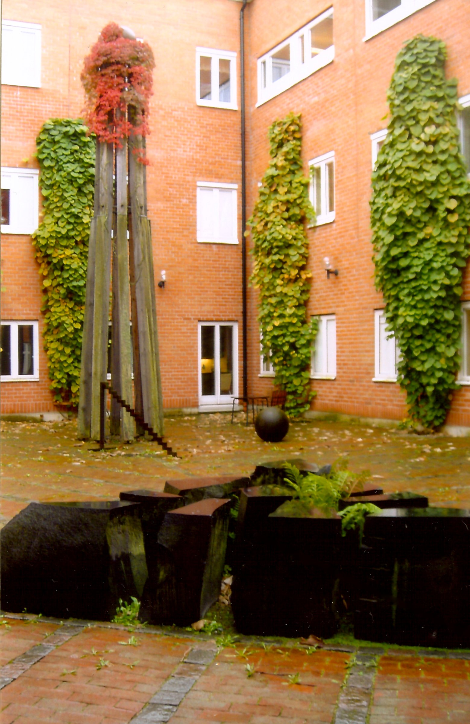 "Källan" med obelisk, Bonnierhuset, atrium, Torsgatan 21, Stockholm, 1995, 2024