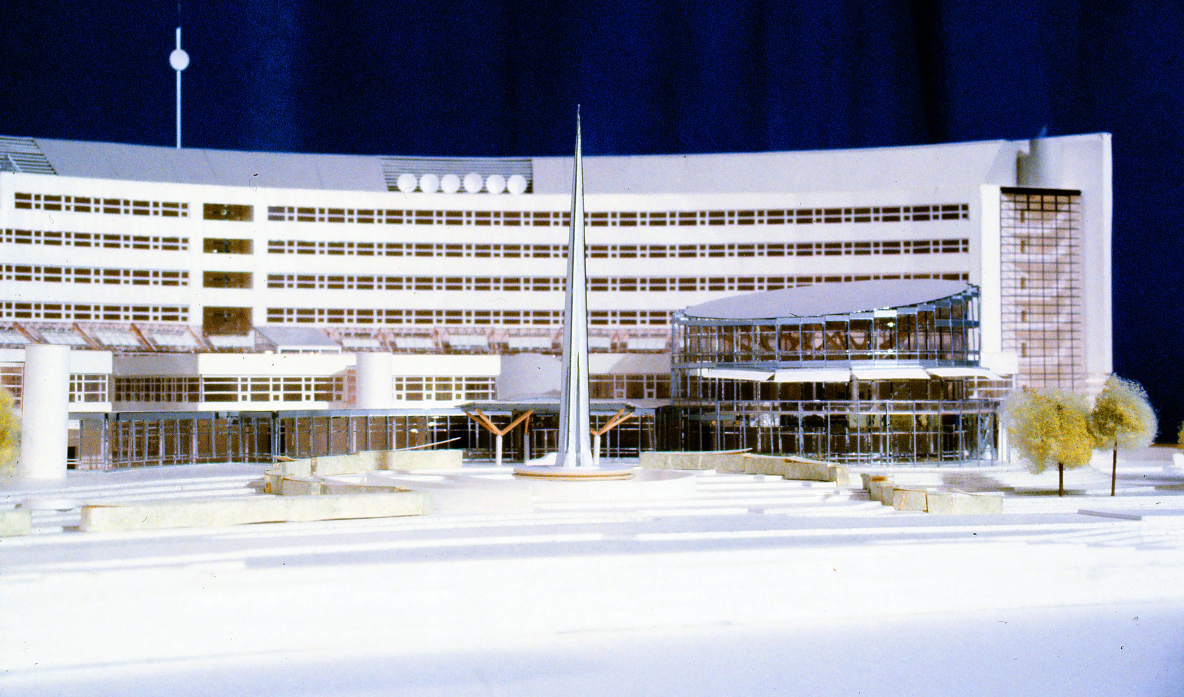 "Källan" med obelisk, Bonnierhuset, atrium, Torsgatan 21, Stockholm, 1995, 2024