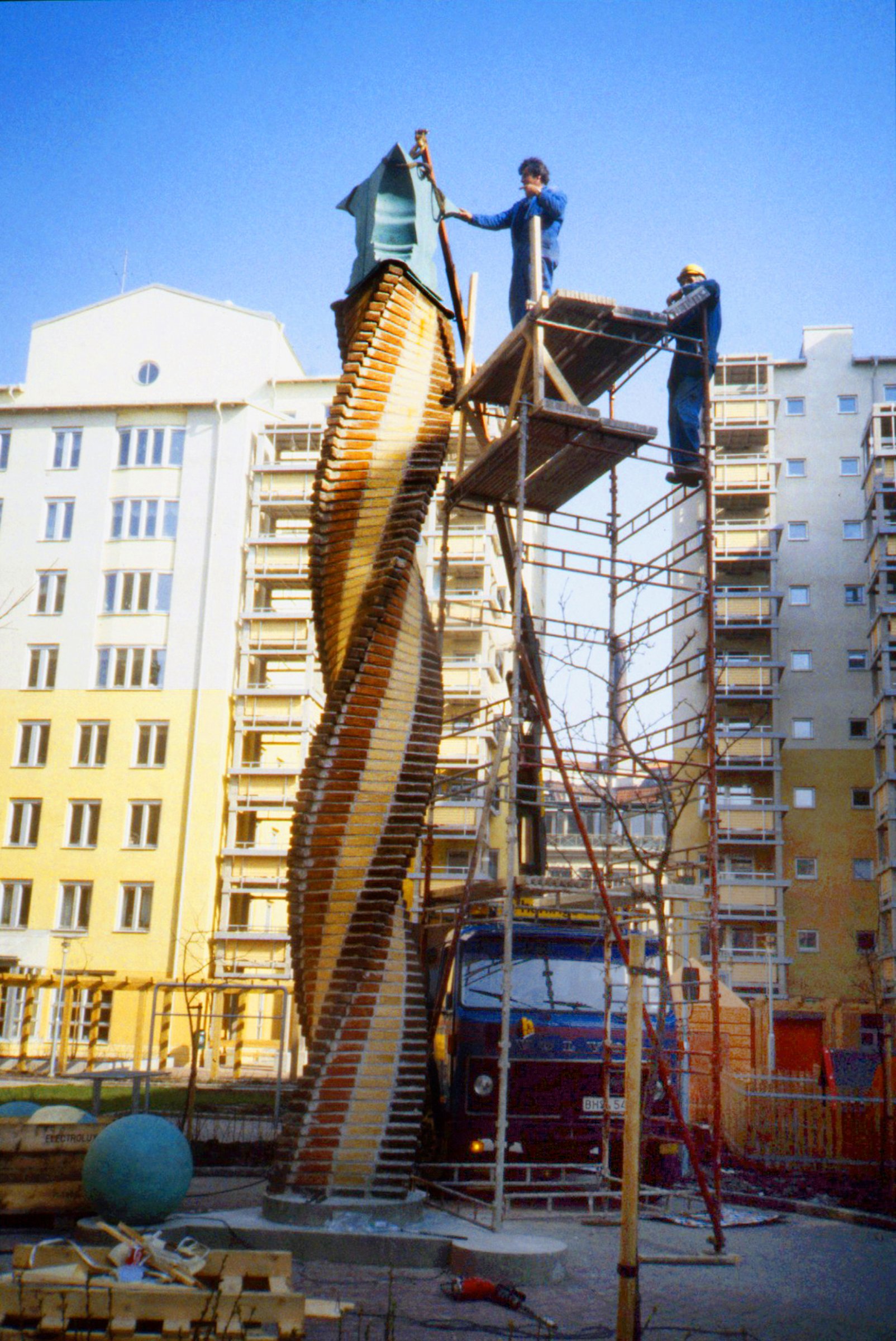 "Källan" med obelisk, Bonnierhuset, atrium, Torsgatan 21, Stockholm, 1995, 2024