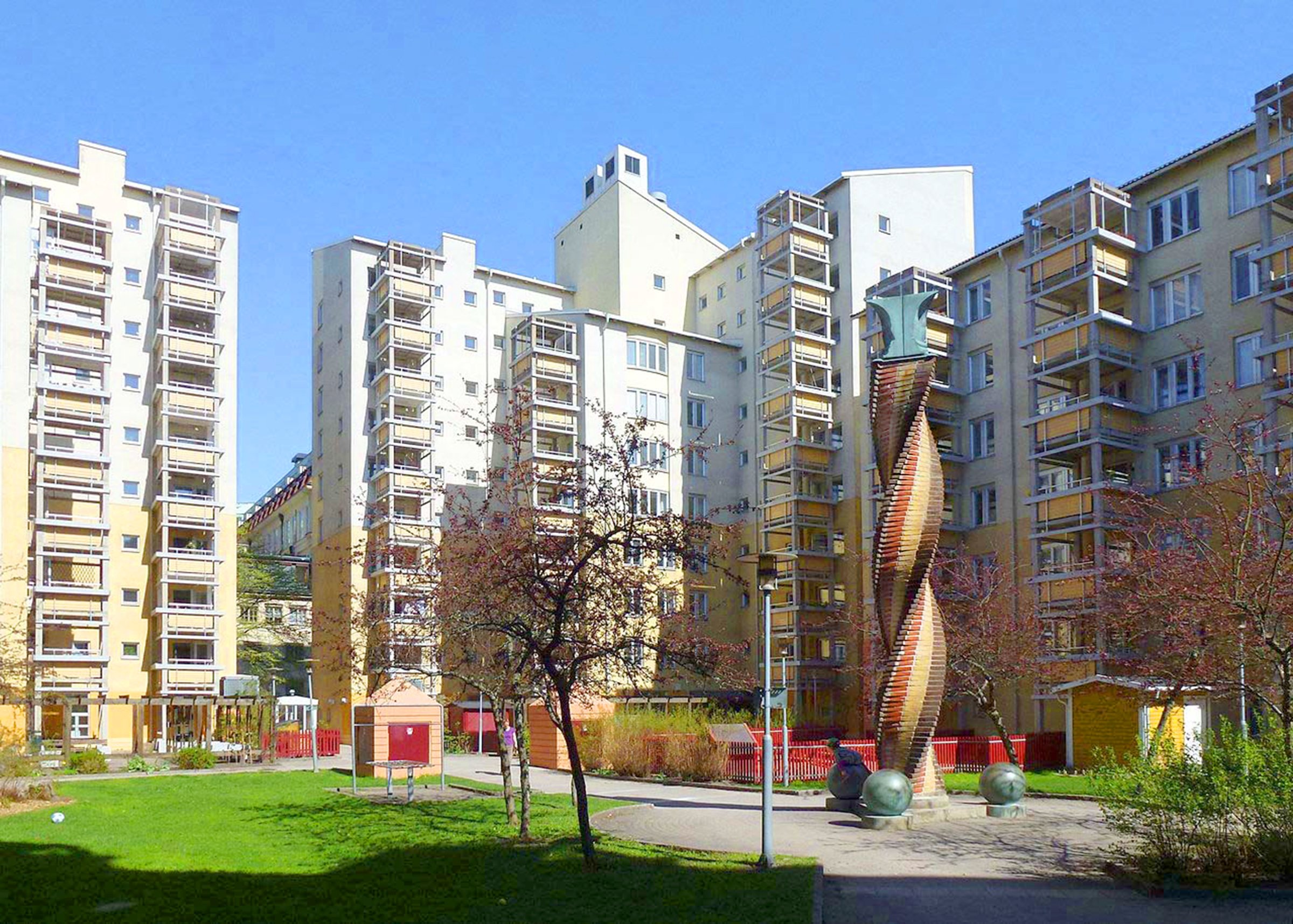 "Källan" med obelisk, Bonnierhuset, atrium, Torsgatan 21, Stockholm, 1995, 2024