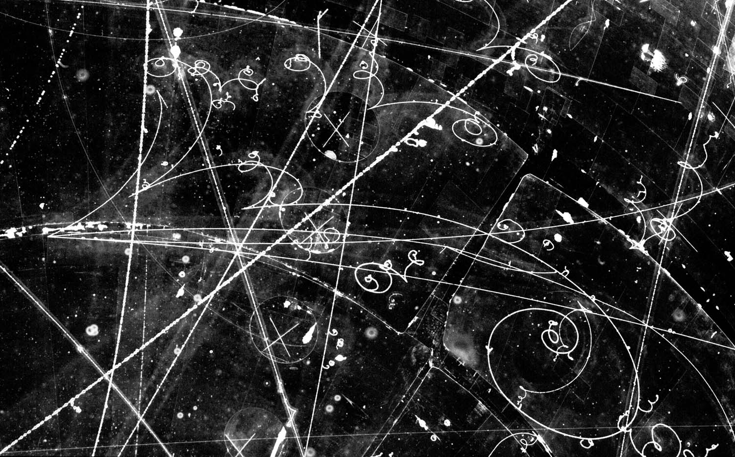 Spår av elektriskt laddade atompartiklar i bubbelkammare