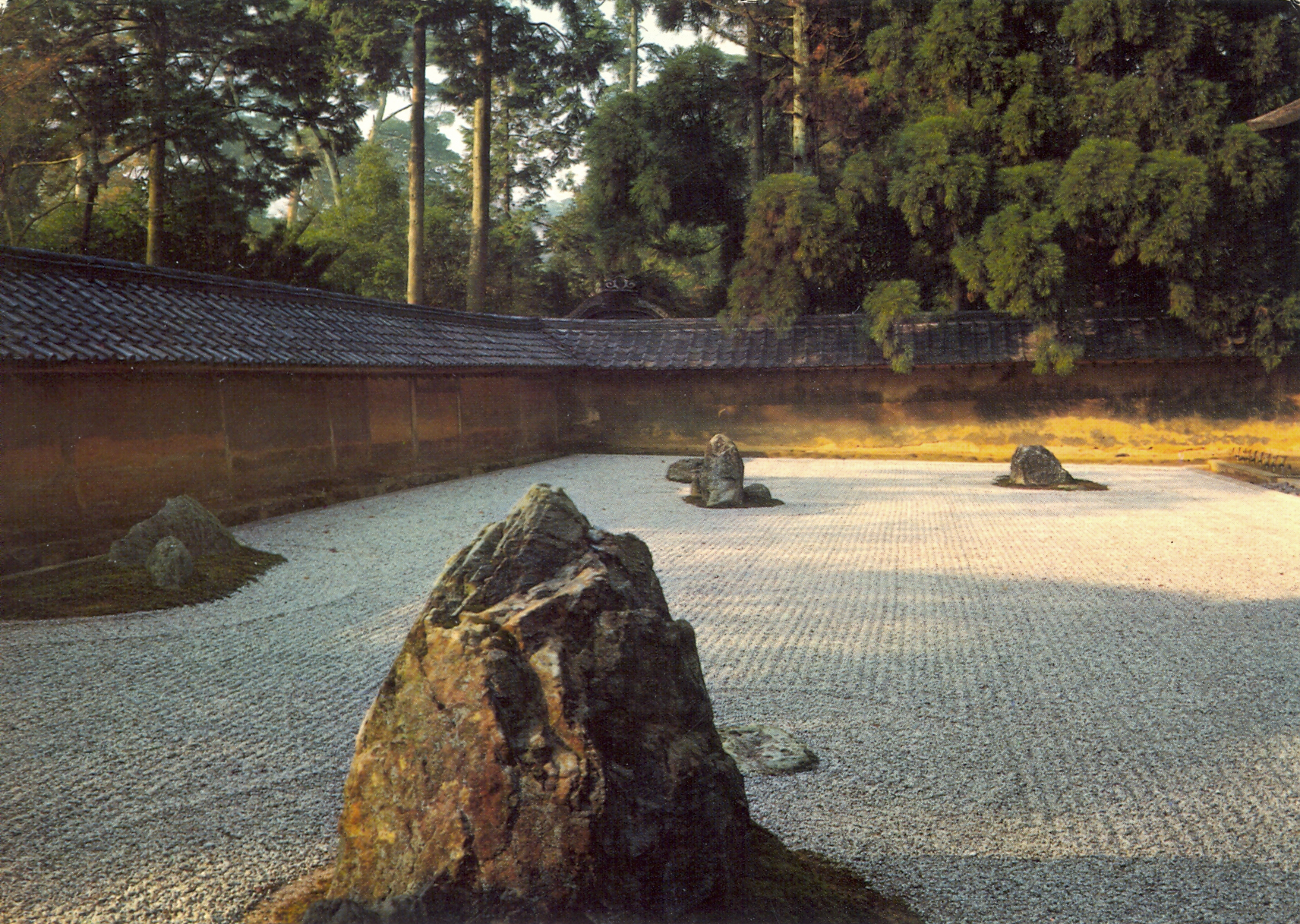 Ryoan-ji zenbuddistisk stenträdgår med 15 stenar representerarnde öar i sanden, 1450