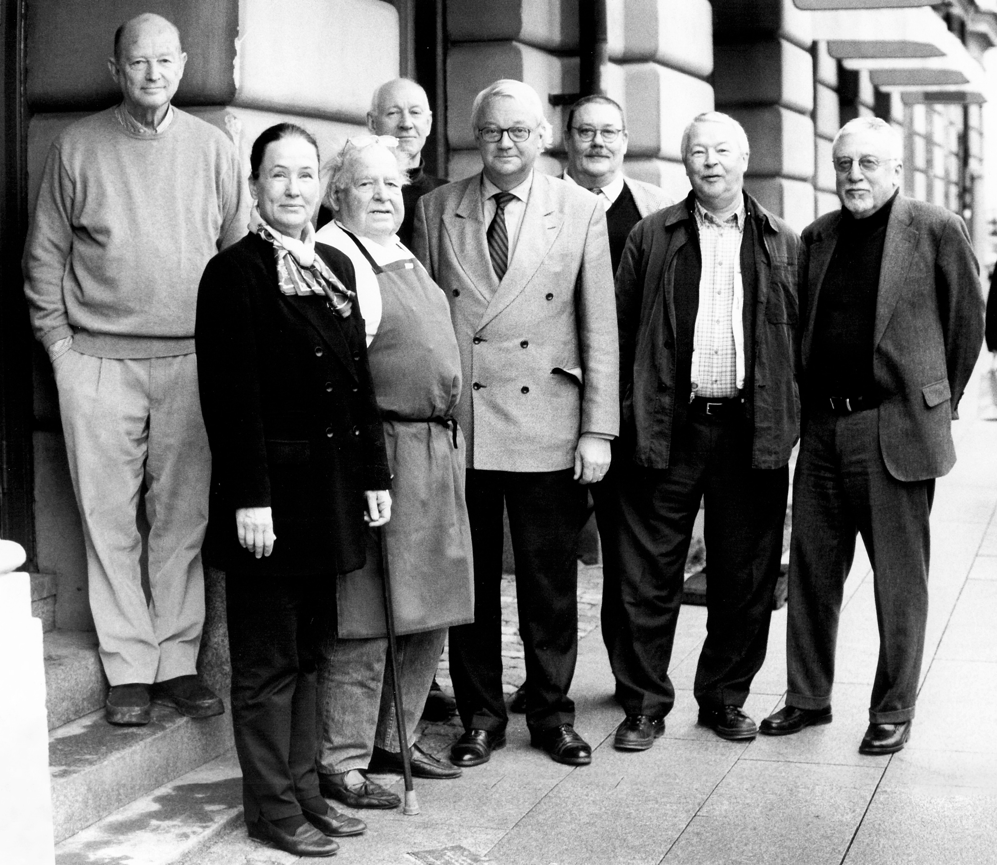 Konnässörer och konstnärer utanför Wedholms Fisk, Nybrogatan 17. Från vänster bak: Sivert Lindblom, Ulrik Samuelson, Erik Dietman. I förgrunden: Lena Granath, Bengt Wedholm, Olle Granath, Lars Englund och William Aronowitsch.
