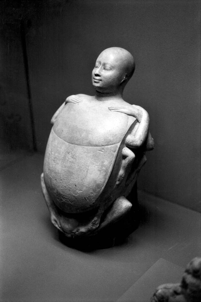 Egyptisk skulptur av en mänsklig scarabé. Kairos museum.